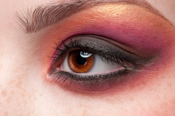Closeup ogen make-up zone. paarse en gouden kleuren — Stockfoto