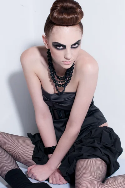 Hermosa modelo de moda con maquillaje negro —  Fotos de Stock