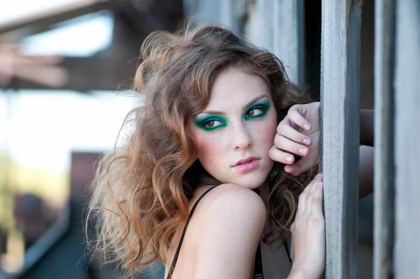 Femme de mode avec maquillage vert en milieu rural — Photo