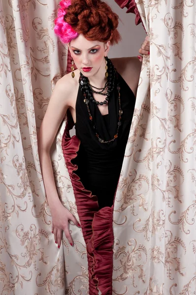 Primer plano retrato de la mujer de moda posando con tela de seda —  Fotos de Stock