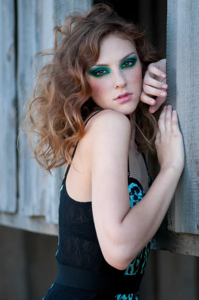 Mode vrouw met groene make-up op locatie op het platteland — Stockfoto