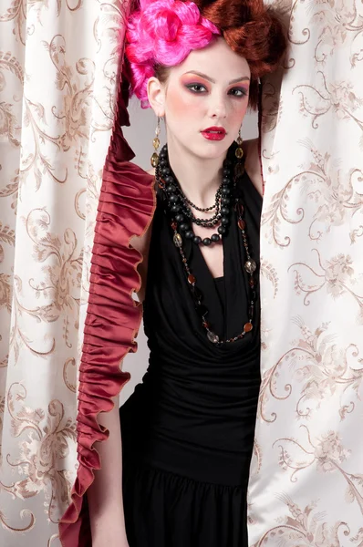 Retrato de close-up de mulher da moda posando com tecido de seda — Fotografia de Stock