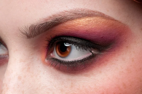 Closeup ogen make-up zone. paarse en gouden kleuren — Stockfoto