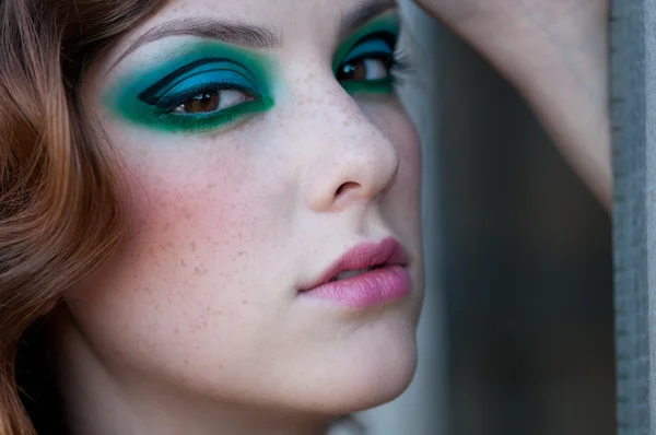 Fashion woman with green make-up at rural location — Stock Photo, Image