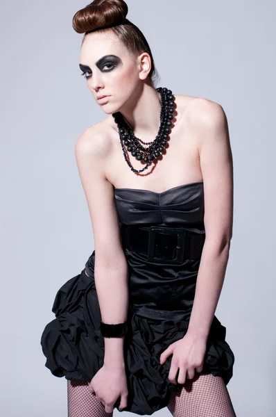 Hermosa modelo de moda con maquillaje negro — Foto de Stock