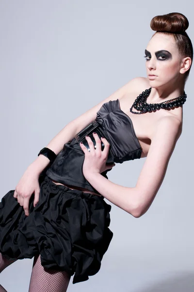 黒のメイクアップと美しいファッション モデル — ストック写真