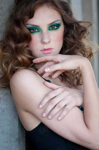 Mode kvinna med gröna make-up på lantligt läge — Stockfoto