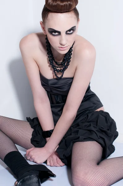 黒のメイクアップと美しいファッション モデル — ストック写真