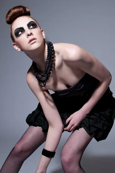 Bella modella con trucco nero — Foto Stock