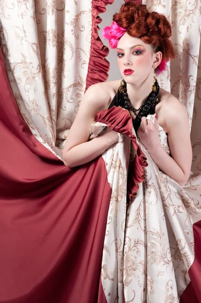 Nahaufnahme Porträt einer Modefrau, die mit Seidenstoff posiert — Stockfoto