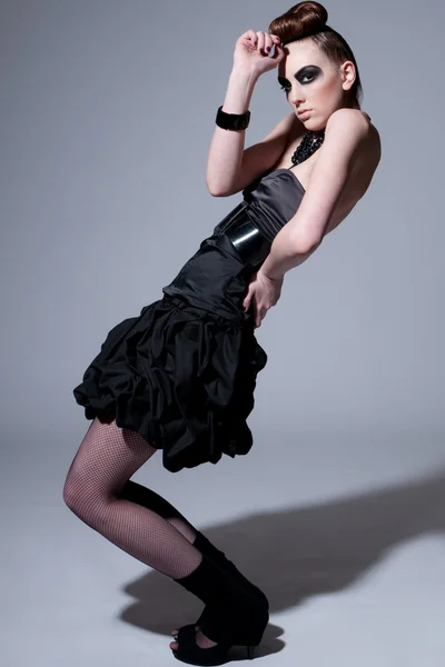 Schönes Mode-Modell mit schwarzem Make-up — Stockfoto