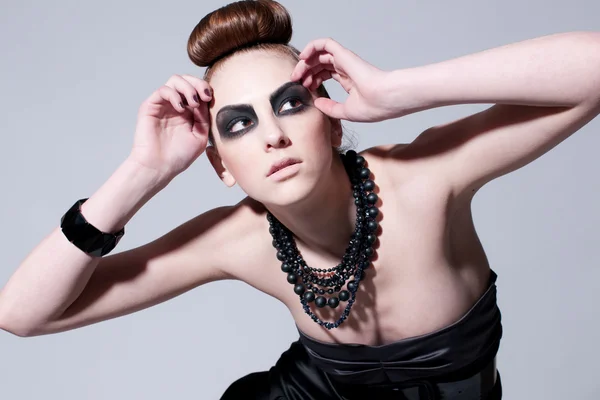 Schönes Mode-Modell mit schwarzem Make-up — Stockfoto