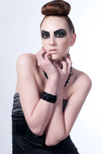 Piękna modelka z czarny makijaż — Zdjęcie stockowe