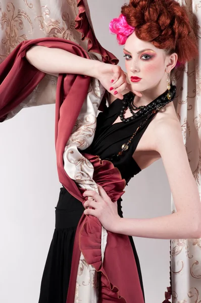 Primer plano retrato de la mujer de moda posando con tela de seda — Foto de Stock