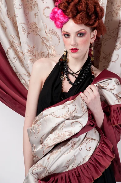 Silck kumaş ile poz kadın moda portre portre — Stok fotoğraf