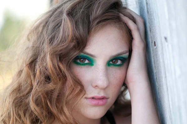 Mode kvinna med gröna make-up på lantligt läge — Stockfoto