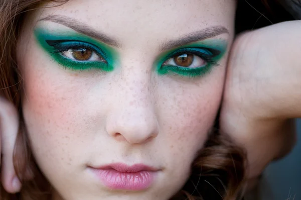 Módní ženu s zeleným make-up na venkově — Stock fotografie