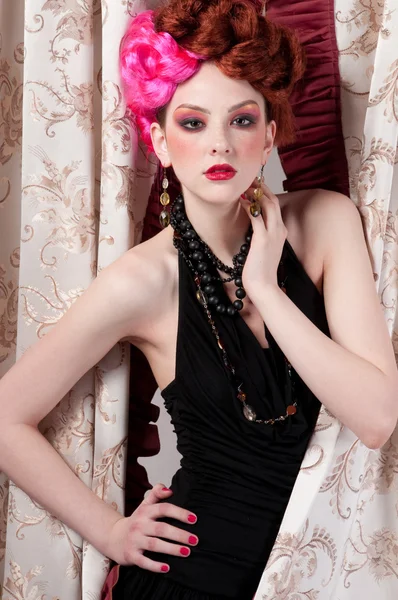 Detailní portrét ženy módní pózuje s silck tkanina — Stock fotografie