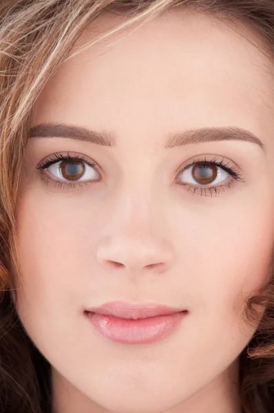 Close-up van mooi meisje met duidelijke maekeup — Stockfoto