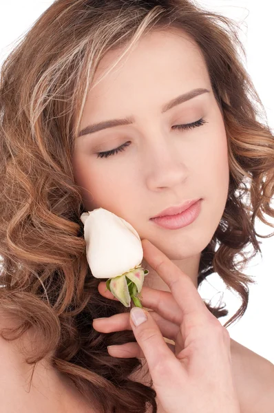 Крупный план красивой девушки с белым цветом розы — стоковое фото