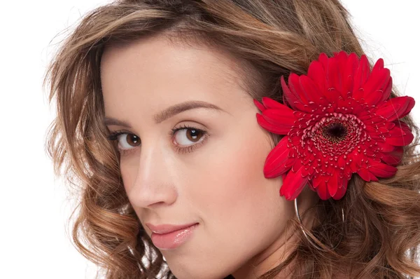 Närbild av vacker flicka med röd aster blomma — Stockfoto