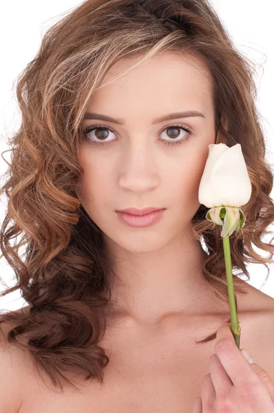 Close-up van mooi meisje met wit roze bloem — Stockfoto