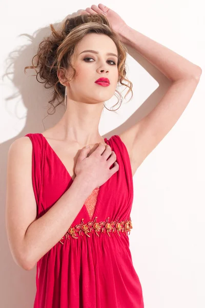 Közeli kép a gyönyörű lány, vörös vogue-maekeup — Stock Fotó