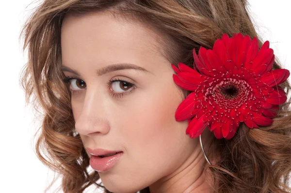 Närbild av vacker flicka med röd aster blomma — Stockfoto