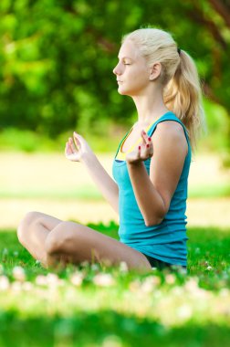 Yoga yapan genç bir kadın.