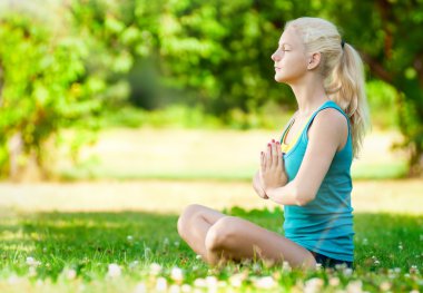 Yoga yapan genç bir kadın.