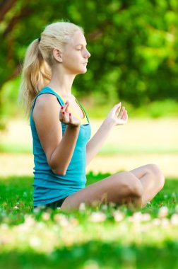 Yoga yapan genç bir kadın.