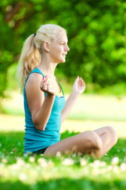 Yoga yapan genç bir kadın.