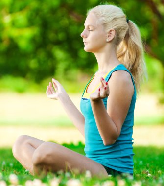 Yoga yapan genç bir kadın.