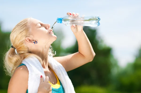 Femeia bea apă după exerciții fizice — Fotografie, imagine de stoc