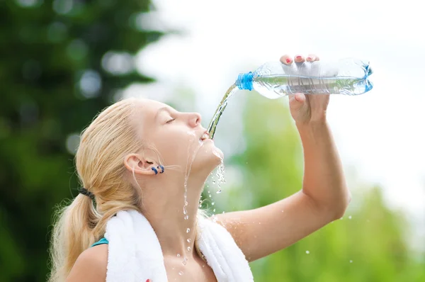 Egzersiz sonrası su içen kadın — Stok fotoğraf