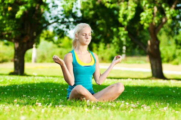 Jovem mulher fazendo exercício de ioga — Fotografia de Stock