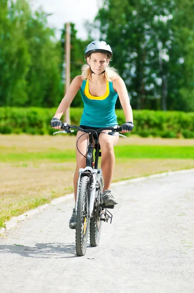 Młoda kobieta uśmiechający się na rowerze — Zdjęcie stockowe