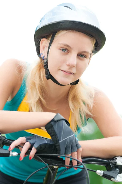 Jovem mulher sorridente de bicicleta — Fotografia de Stock