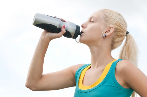 운동 후 물을 마시는 여자 — 스톡 사진