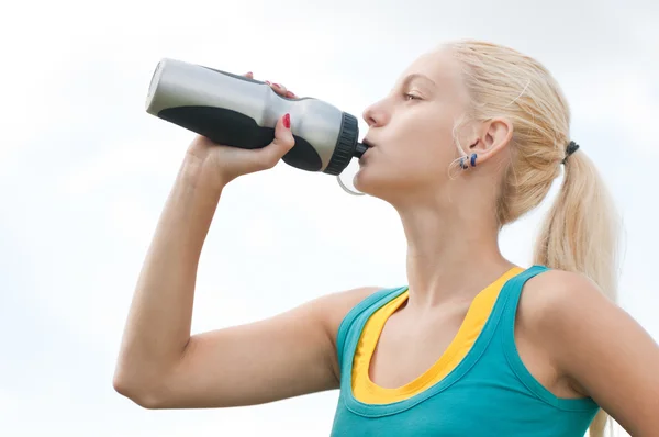 Woman drinking water after exercise — Stock Photo, Image