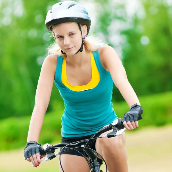 Молода усміхнена жінка на велосипеді — стокове фото