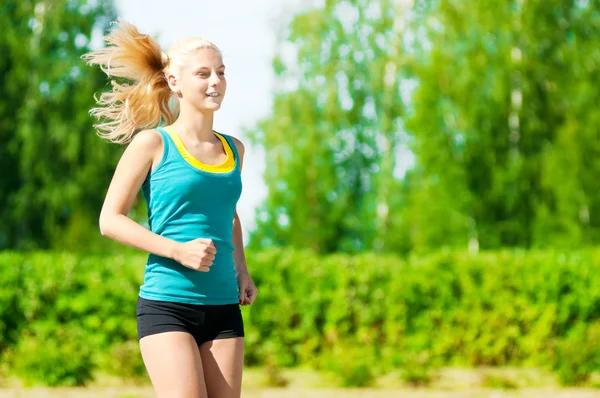 Mujer joven corriendo en el parque verde —  Fotos de Stock