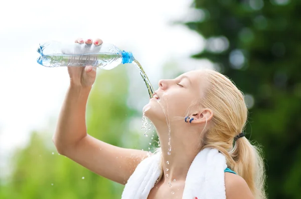 Žena pitná voda po cvičení — Stock fotografie