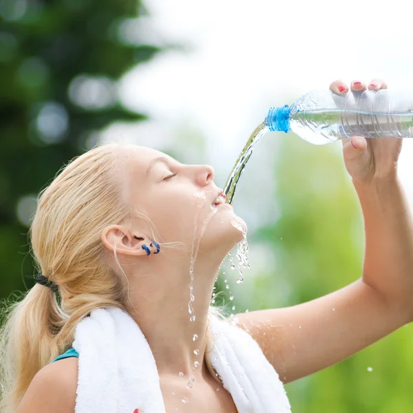 Mulher bebendo água após o exercício — Fotografia de Stock