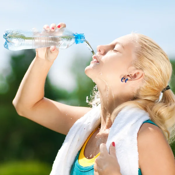 Mulher bebendo água após o exercício — Fotografia de Stock