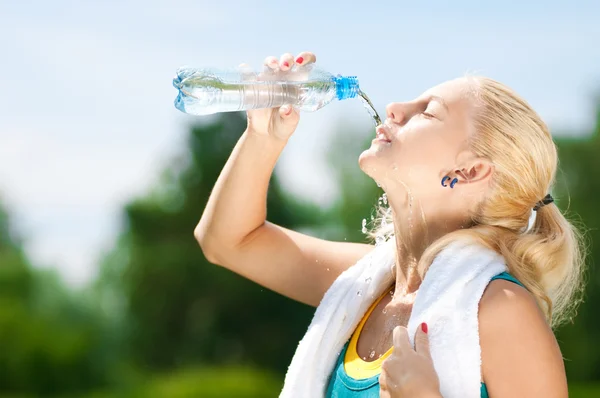 Vrouw die water drinkt na inspanning — Stockfoto