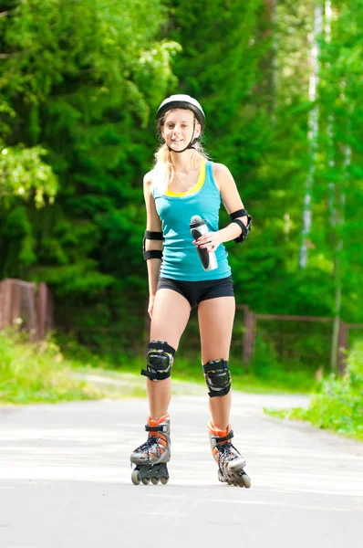 ローラー スケートで若いブルネットの女性 — ストック写真