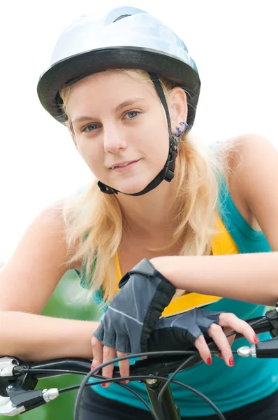 En ung, smilende kvinne på sykkel – stockfoto
