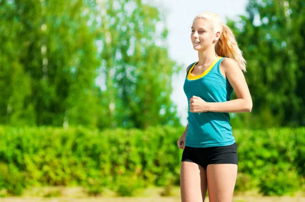緑豊かな公園で走っている若い女性 — ストック写真