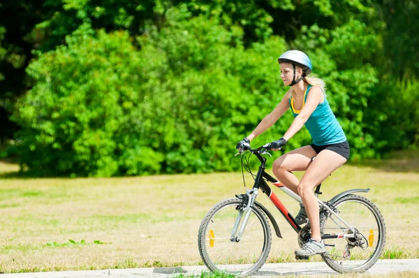 Jonge lachende vrouw op fiets — Stockfoto